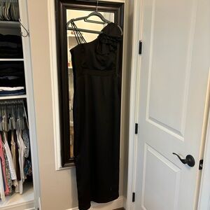 Beautiful one shoulder black dress.